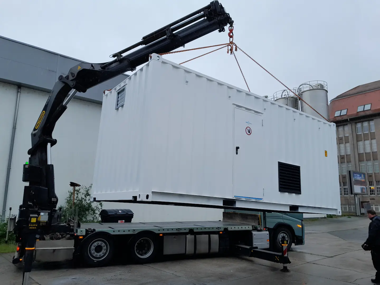 Kranverladung einer Druckluft-Containeranlage